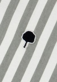 Tessuto di cotone con strisce grigie e bianche; presenta un piccolo logo di un albero nero con contorno bianco, posizionato centralmente.