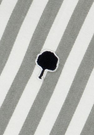 Tejido de algodón con rayas grises y blancas; presenta un pequeño logotipo de árbol negro con contorno blanco, situado en el centro.
