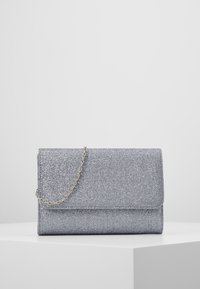 Silver glitter clutch väska med lockstängning, utrustad med en metallkedjestrand och slät yta. Kompakt design, lämplig för olika tillfällen.
