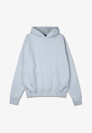 Hoodie azul claro feito de um tecido suave, apresentando um bolso frontal, punhos e bainha canelados, e um pequeno logo no peito.