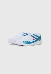Scarpe da ginnastica bianche con dettagli turchesi e blu scuro, dotate di una tomaia in rete, lacci bianchi e una suola testurizzata. "Kempa" è stampato sul lato.