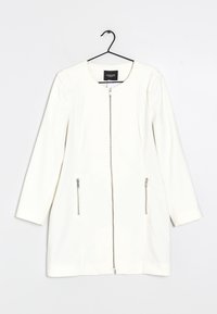 Valkoinen vetoketjullinen takki pitkillä hihoilla, jossa on kaksi vetoketjullista taskua edessä ja pyöreä kaulus. Teksturoitu kangas, jolla on sileä pinta.