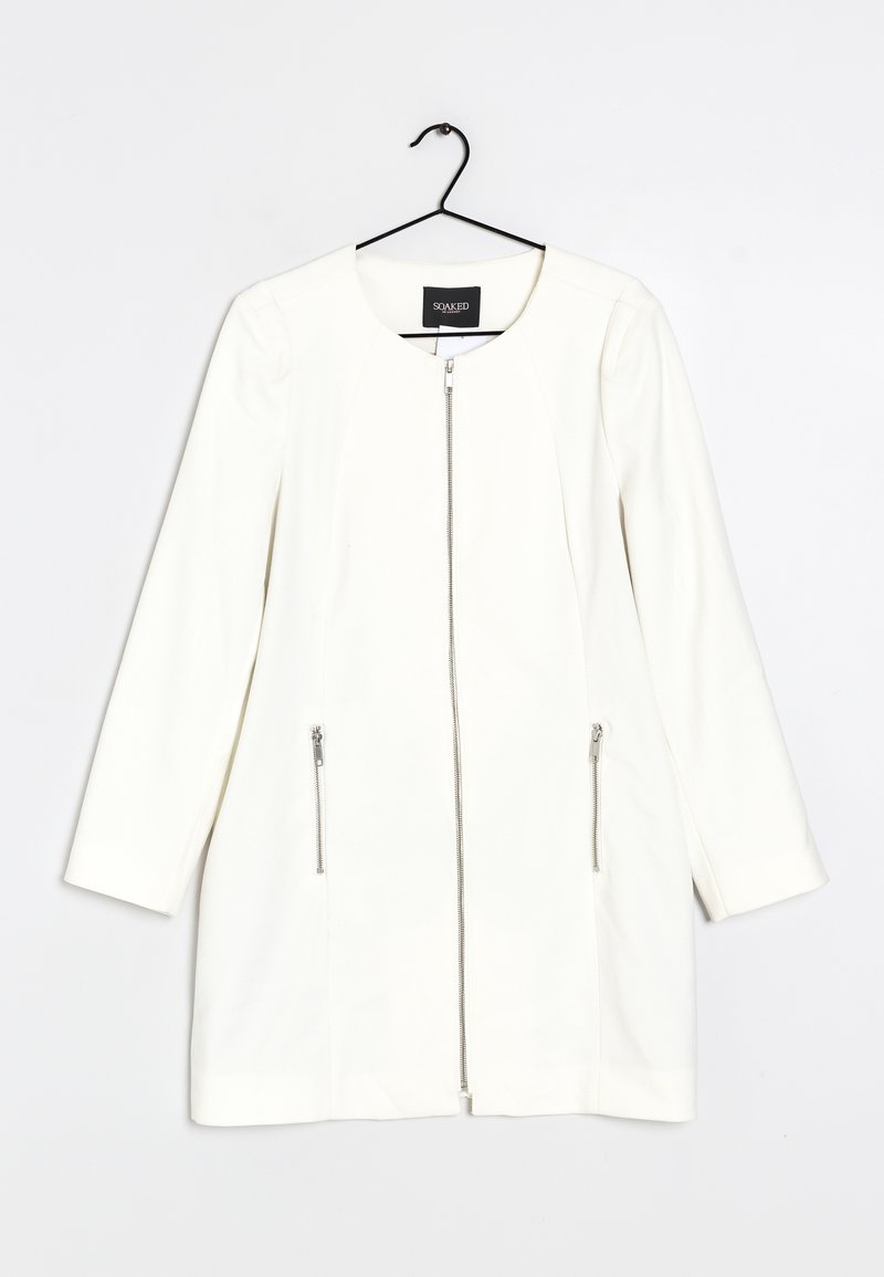 Valkoinen vetoketjullinen takki pitkillä hihoilla, jossa on kaksi vetoketjullista taskua edessä ja pyöreä kaulus. Teksturoitu kangas, jolla on sileä pinta.