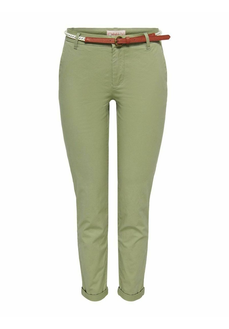 Chinos verts à coupe slim, avec des ourlets roulés, une ceinture marron et une texture douce et lisse. Comprend une fermeture éclair sur le devant et deux poches latérales.