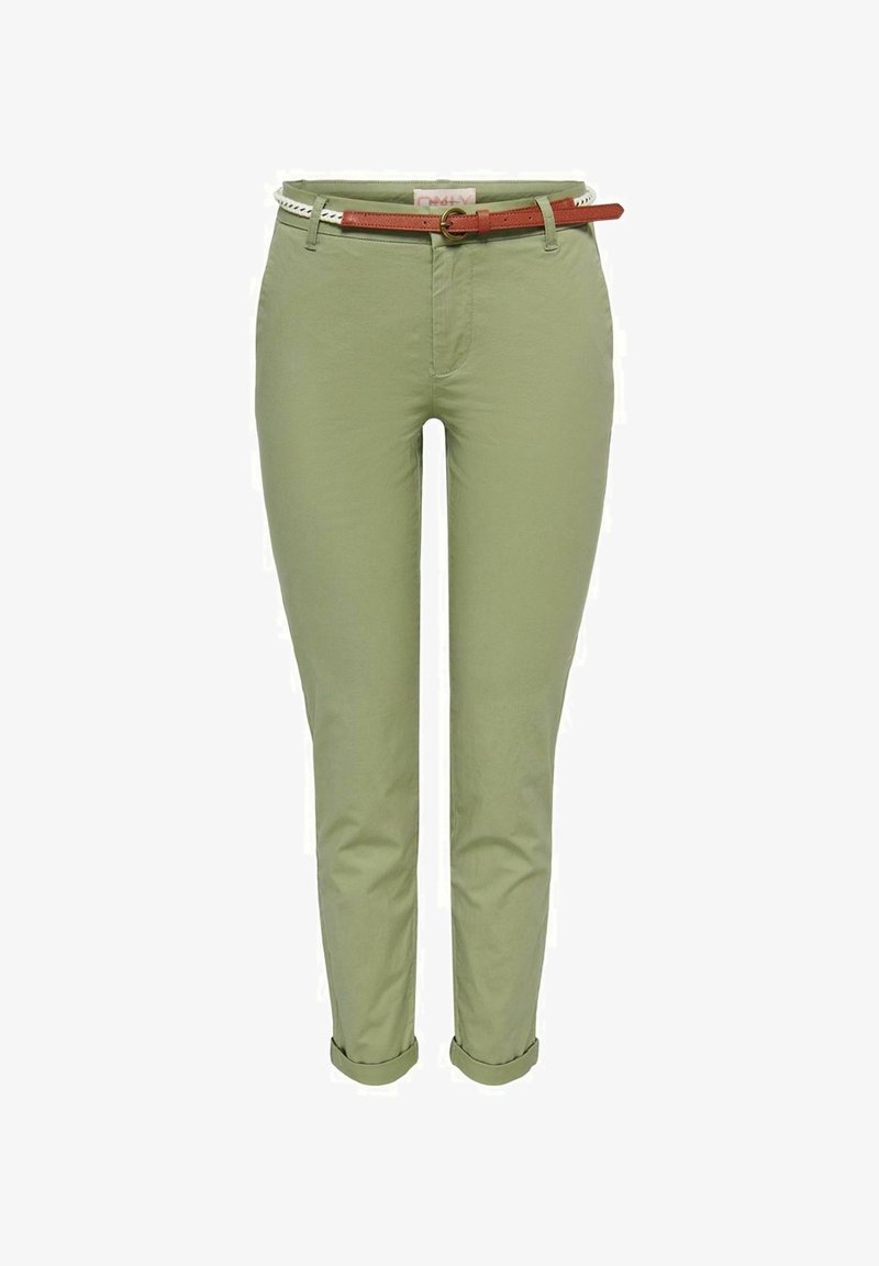 Chinos verts à coupe slim, avec des ourlets roulés, une ceinture marron et une texture douce et lisse. Comprend une fermeture éclair sur le devant et deux poches latérales.