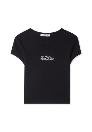 Czarna, krótka koszulka z krótkim rękawem, z białym napisem "OH NOOO... ZNOWU TO ZROBIŁAM!" w prostym kroju.