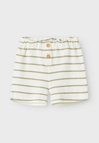 Shorts rayés en tissu doux blanc, avec des rayures horizontales marron, présentant une taille élastique et deux boutons en bois décoratifs.