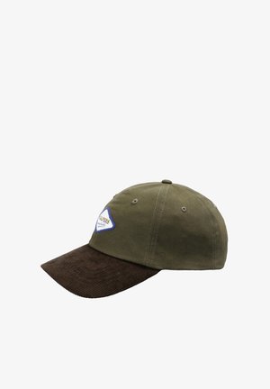 Gorra de algodón verde oliva con visera de pana marrón y un parche de logo azul y blanco en el panel frontal. Diseño de seis paneles con botón en la parte superior.