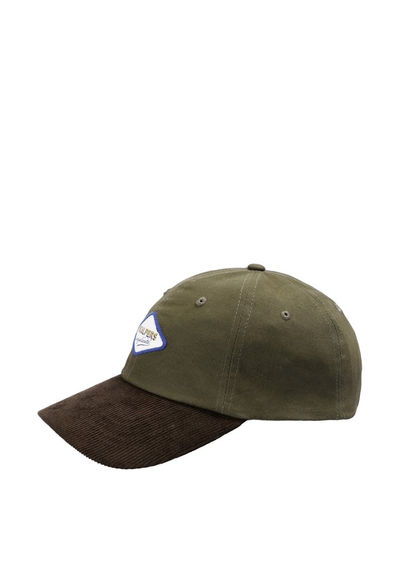 Gorra de algodón verde oliva con visera de pana marrón y un parche de logo azul y blanco en el panel frontal. Diseño de seis paneles con botón en la parte superior.