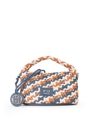 Piccola borsa intrecciata in blu, bianco e beige con manico intrecciato, etichetta in pelle blu e ciondolo circolare in pelle blu con design metallico.