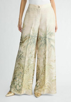Pantaloni a gamba larga in tessuto leggero, caratterizzati da una morbida palette di colori pastello con stampe botaniche di palme e cactus; dettaglio con bottone frontale.