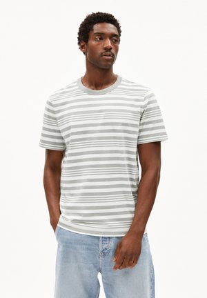 Grau-weiß gestreiftes T-Shirt aus Baumwolle mit Rundhalsausschnitt und kurzen Ärmeln, kombiniert mit hellblauen Jeans.