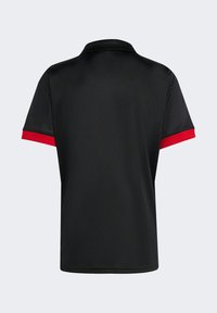 Sort polo-skjorte med en glat tekstur, prydet med røde detaljer på ærmerne og et klassisk kravedesign, egnet til forskellige anledninger.