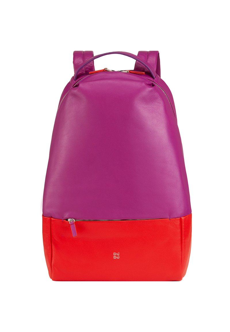 Un sac à dos en cuir violet et rouge avec une texture lisse, de forme ovale, deux bretelles et une poche zippée en bas.