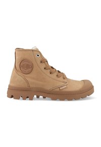 Stivaletti alti color cammello in suede con suola in gomma, dotati di lacci rotondi, una patch con logo e una punta testurizzata per maggiore durata.