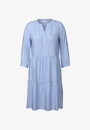 Blåstribet kjole med spredt krave, trekvartærmer og lagdelt nederdel. Fremstillet af letvægtsstof. Har en frontlomme.