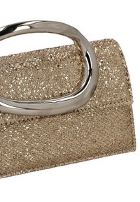 Goldfarbenes Metallic-Clutch mit strukturiertem Stoff und einem glatten, silbernen ovalen Griff. Strukturiertes Design, kompakte Form und minimalistische Akzente.
