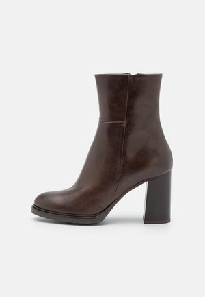 Bottines à talons hauts - brown