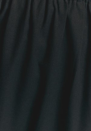 Melnas audums ar mīkstu, teksturētu virsmu, kuram ir sakrauta forma. Materiāls izskatās viegls un nedaudz caurspīdīgs.