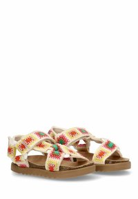 Sandalias de croché coloridas con patrones en amarillo, rosa y verde, con correas beige y una suela de goma marrón para un buen agarre.