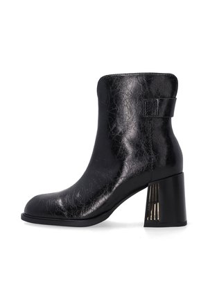Zwarte leren enkelboot met een gestructureerde afwerking, ronde neus en chunky blokhak met verticale accent uitsparingen.