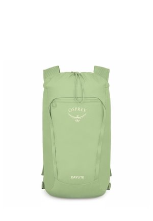 Sac à dos Osprey Daylite vert clair avec poche zippée à l’avant et bretelles rembourrées, présenté debout sur fond blanc.