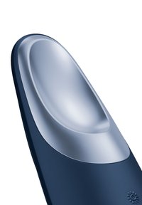 Smal, ergonomisk skopa med ett blanka silverfärgat skopfält och ett marinblått handtag, som har ett texturerat grepp och en rund detalj.