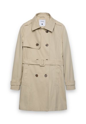 Trench coat beige in tessuto liscio, con bottoni doppiopetto, vita con cintura e colletto classico. Include tasche anteriori.