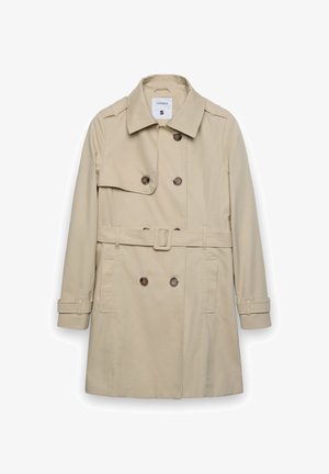 Trench coat beige in tessuto liscio, con bottoni doppiopetto, vita con cintura e colletto classico. Include tasche anteriori.