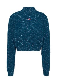 Suéter de punto recortado en color azul verdoso con motas multicolores. Presenta un cuello alto y mangas largas, hecho de hilo texturizado con puños acanalados.