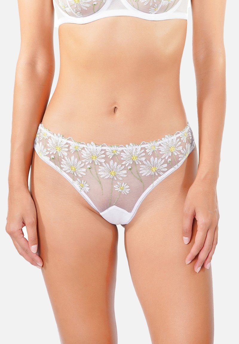 String blanc en dentelle transparente orné de broderies florales de marguerites jaunes et vertes, avec bordure festonnée et tissu doux.