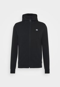 Sudadera con capucha negra con cremallera frontal, bolsillos tipo canguro, puños acanalados y un pequeño parche con logo en el pecho. Textura suave.