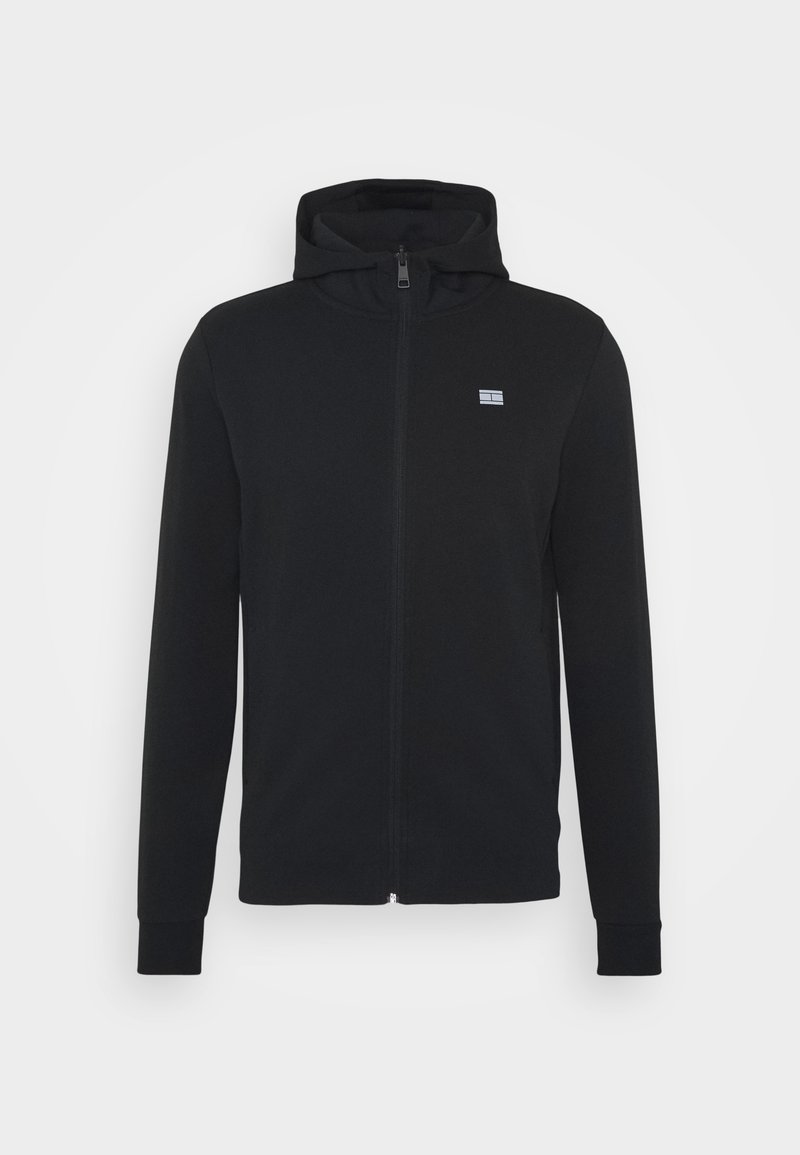 Sudadera con capucha negra con cremallera frontal, bolsillos tipo canguro, puños acanalados y un pequeño parche con logo en el pecho. Textura suave.