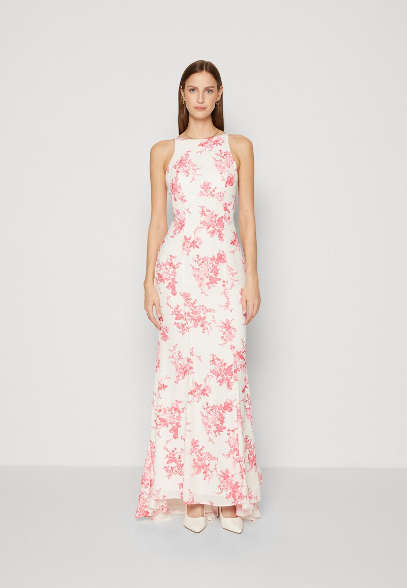 Robe maxi à motif floral en crème avec des fleurs roses. Comprend un col halter, un corsage ajusté et un bas évasé. Texture lisse.