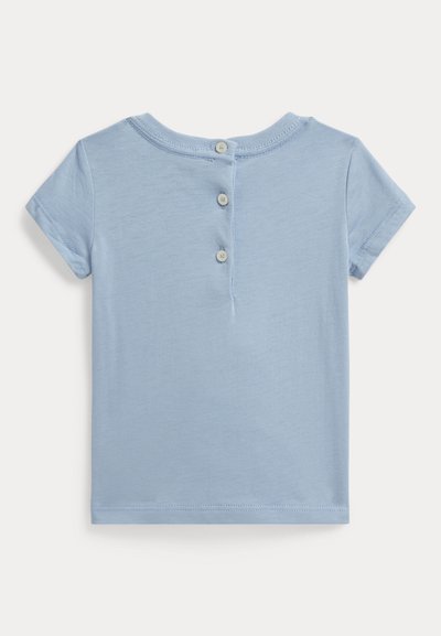 Ανοιχτό μπλε κοντομάνικη μπλούζα με στρογγυλεμένο ντεκολτέ και πέντε κουμπιά στην πίσω πλευρά. Μαλακή υφή με απλό ύφασμα, χωρίς σχέδια.