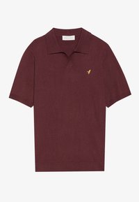 Burgundy lyhythihainen polo-paita, jossa on teksturoitu neulospinta, v-kaulus ja pieni kultainen logoesiintymä rinnassa.