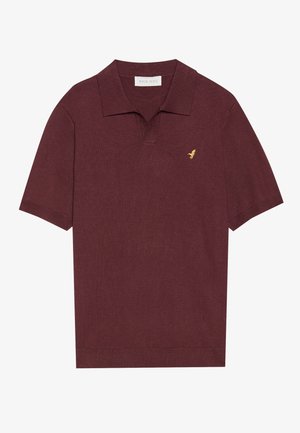 Burgundska polo majica kratkih rukava od teksturiranog pletiva, s V-izrezom i malim zlatnim logotipom na prsima.