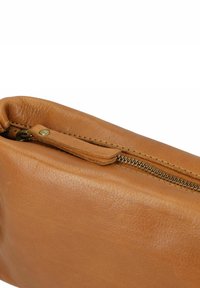 Borsa in pelle marrone con una superficie testurizzata, dotata di una cerniera metallica e un tirante in pelle. Forma rettangolare compatta.