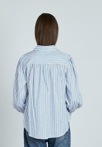 Gestreepte button-up shirt in blauw en wit met lange mouwen, een kraag en een relaxte rugplooidesign. Katoen stof met een gladde textuur.
