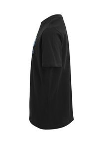 Camiseta negra de manga corta, hecha de algodón, con un cuello redondo y un diseño estampado en la parte frontal. Textura suave, ajuste estándar.