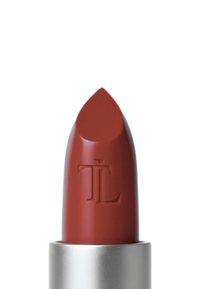 Lippenstift mit einer spitzen Spitze in einem tiefen rotbraunen Farbton. Verfügt über ein silbernes Metallgehäuse und ein eingeprägtes Logo auf der Mine.