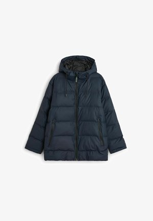 Laivaston sininen toppatakki hupulla, edessä vetoketjusuljenta ja kaksi vetoketjullista sivutaskua. Varustettu tikatulla suunnittelulla ja joustavilla hihoilla.