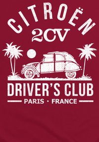 Červená košile s ilustrací vintage Citroën 2CV, obklopená palmami, s textem "DRIVER'S CLUB" a "PAŘÍŽ • FRANCIE" ve starobylé bílé barvě.