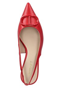 Scarpa rossa in pelle con punta appuntita e design a intaglio, con un emblema dorato sul ponte. Texture liscia e interno beige.