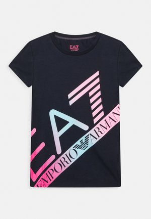 Camiseta negra de manga corta con un gran degradado en tonos pastel "EA7" y texto "Emporio Armani" en diagonal en el frente.
