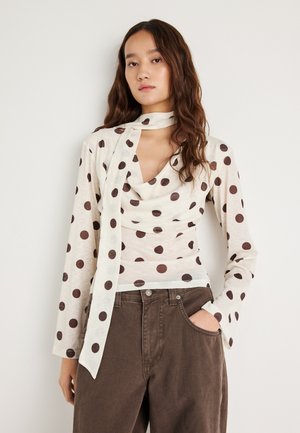 - Bluzka z długim rękawem