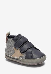 Marine leren en grijs vilt peuterschoen met klittenbandsluitingen, beige steraccent en een rubberen zool met textuur en eenPatroonrand.