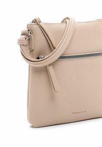 Borsa a tracolla in pelle beige con finitura texture, tasca con zip argentata sul davanti e tracolla regolabile.