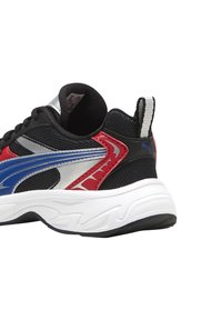 Zwarte sportieve schoen met een mesh bovenwerk en rode, blauwe en zilveren accenten, een gestructureerde zool en een gevoerde kraag voor extra ondersteuning.