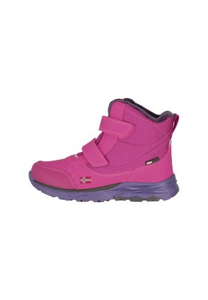 Rosa wasserdichte Stiefel mit zwei Klettverschlüssen, strukturiertem Synthetik-Obermaterial, lila Sohle und kleinem norwegischen Flaggendetail an der Seite.
